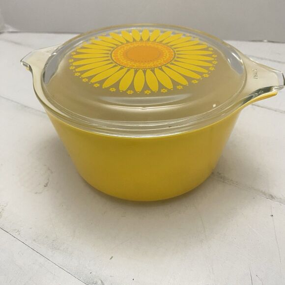 Pyrex | Kitchen | Vtg Pyrex Sunflower Daisy Lid 47c With 473 Quart ...